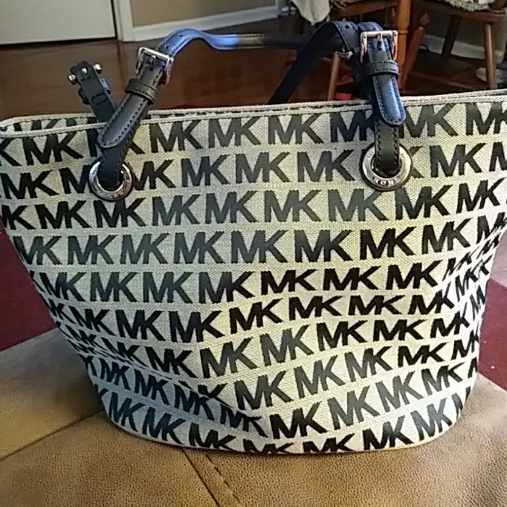 Like new Michael Kors Logo Bag
